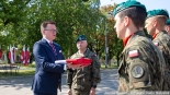Przekazanie flagi z budynku Sejmu żołnierzom 18. Białostockiego Pułku Rozpoznawczego, 16.07.2024, fot. Joanna Szubzda