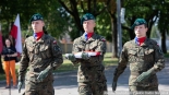 Przekazanie flagi z budynku Sejmu żołnierzom 18. Białostockiego Pułku Rozpoznawczego, 16.07.2024, fot. Joanna Szubzda