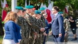 Przekazanie flagi z budynku Sejmu żołnierzom 18. Białostockiego Pułku Rozpoznawczego, 16.07.2024, fot. Joanna Szubzda