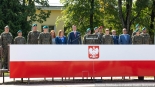 Przekazanie flagi z budynku Sejmu żołnierzom 18. Białostockiego Pułku Rozpoznawczego, 16.07.2024, fot. Joanna Szubzda