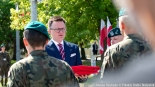 Przekazanie flagi z budynku Sejmu żołnierzom 18. Białostockiego Pułku Rozpoznawczego, 16.07.2024, fot. Joanna Szubzda
