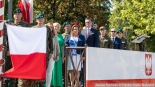 Przekazanie flagi z budynku Sejmu żołnierzom 18. Białostockiego Pułku Rozpoznawczego, 16.07.2024, fot. Joanna Szubzda