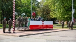 Przekazanie flagi z budynku Sejmu żołnierzom 18. Białostockiego Pułku Rozpoznawczego, 16.07.2024, fot. Joanna Szubzda