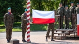 Przekazanie flagi z budynku Sejmu żołnierzom 18. Białostockiego Pułku Rozpoznawczego, 16.07.2024, fot. Joanna Szubzda