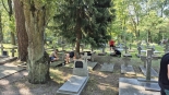 Sprzątanie grobów na cmentarzu wojskowym w Białymstoku, 9.08.2025, fot. Marcin Gliński