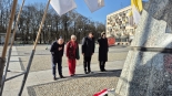 Przedstawiciele władz Białegostoku i województwa podlaskiego złożyli kwiaty pod pomnikiem Jana Pawła II, 2.04.2025, fot. Marcin Gliński