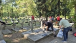 Sprzątanie grobów na cmentarzu wojskowym w Białymstoku, 9.08.2025, fot. Marcin Gliński