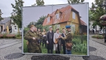 Wystawa, ukazująca sceny Obławy Augustowskiej stanęła w centrum Augustowa, fot. Marta Sołtys