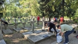 Sprzątanie grobów na cmentarzu wojskowym w Białymstoku, 9.08.2025, fot. Marcin Gliński