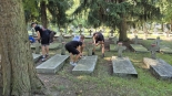 Sprzątanie grobów na cmentarzu wojskowym w Białymstoku, 9.08.2025, fot. Marcin Gliński