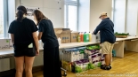Białostoczanie przynoszą dary do Centrum Aktywności Społecznej w Białymstoku dla powodzian, fot. Sylwia Krassowska